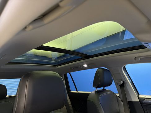 Used 2023 Volkswagen Tiguan SE w/ Panoramic Sunroof Package FWD image 25