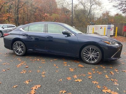 Used 2022 Lexus ES 300h w/ Premium Package