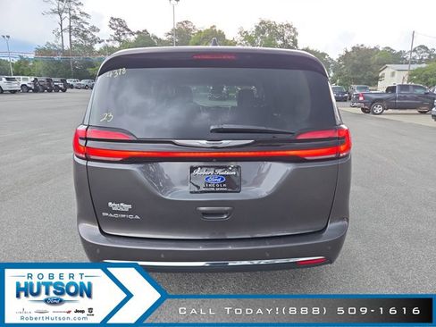 Used 2023 Chrysler Pacifica Touring-L FWD image 7