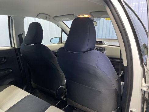 Used 2012 Toyota Yaris 4-Door Hatchback image 31