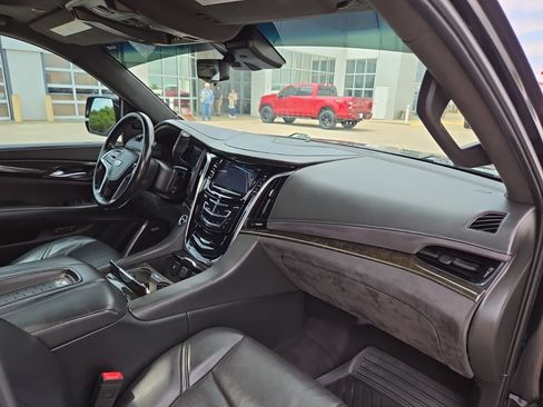 Used 2017 Cadillac Escalade Platinum AWD/4WD image 31