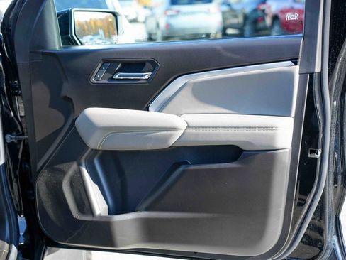 Used 2025 Chevrolet Colorado ZR2 w/ Midnight Edition image 17