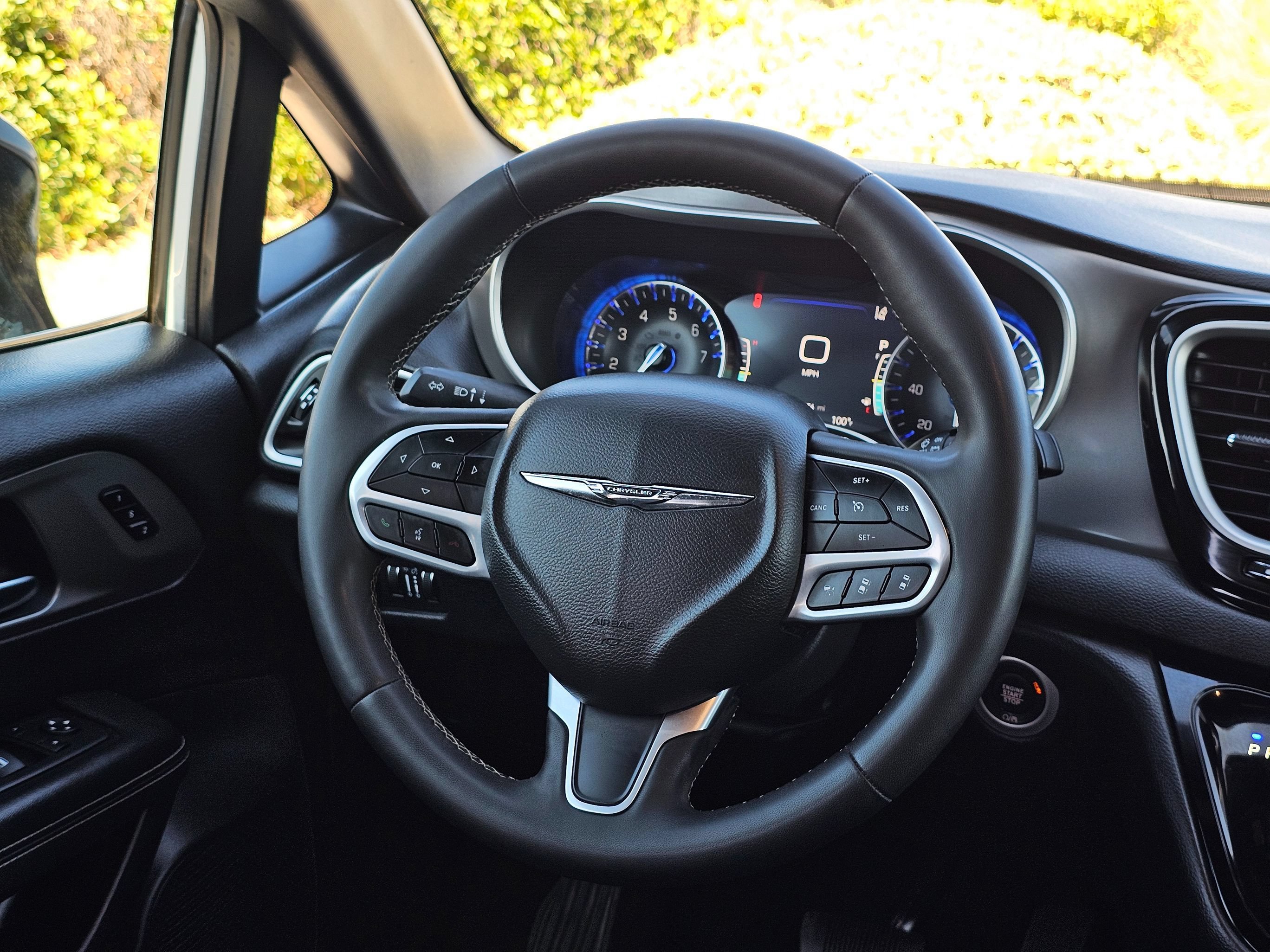 Used 2025 Chrysler Pacifica Select FWD image 25