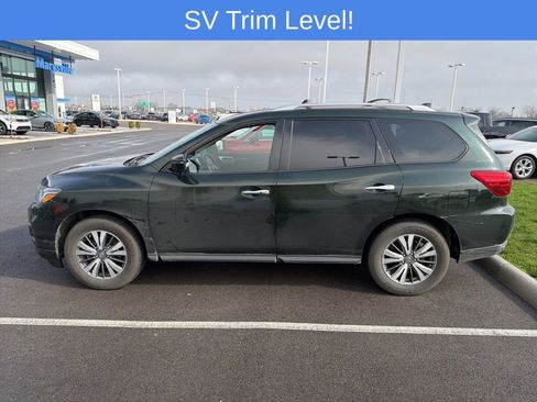 Used 2019 Nissan Pathfinder SV image 2