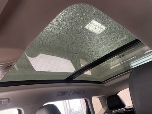 Certified 2025 Volkswagen Taos SE image 12