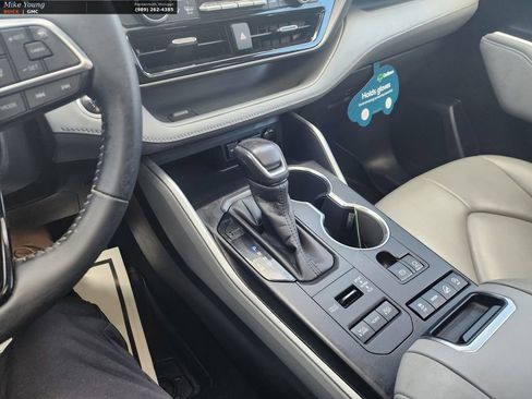Used 2020 Toyota Highlander XLE image 47