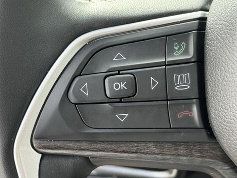 Used 2023 Jeep Grand Cherokee Limited w/ Black Appearance Package image 25