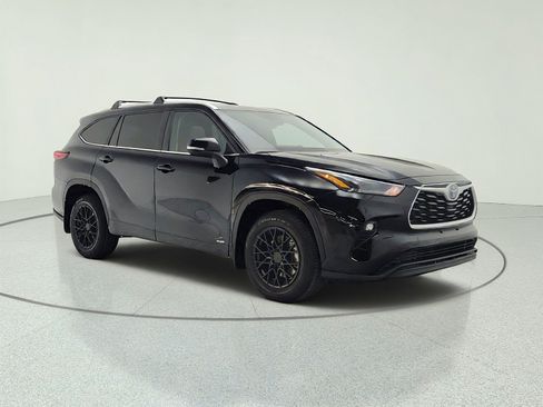 Used 2023 Toyota Highlander XLE AWD/4WD image 3