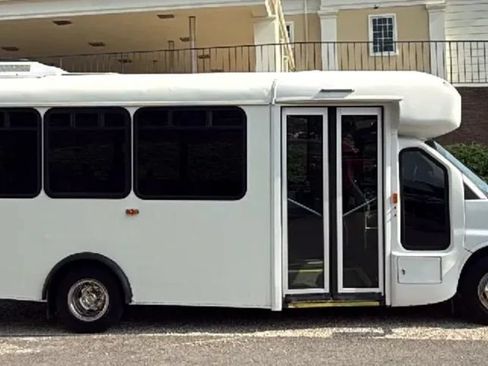 Used 2013 Chevrolet Express 4500 w/ Shuttle Bus Package RWD image 6