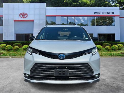 Used 2025 Toyota Sienna XLE Woodland Edition image 9