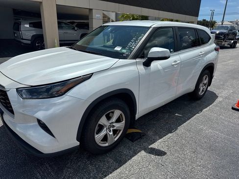 Used 2023 Toyota Highlander LE FWD image 3