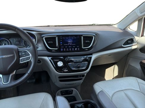 Used 2017 Chrysler Pacifica Touring-L w/ Tire & Wheel Group image 11