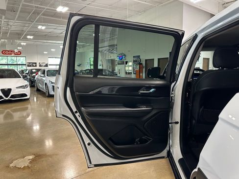 Used 2023 Jeep Grand Cherokee L Laredo image 34