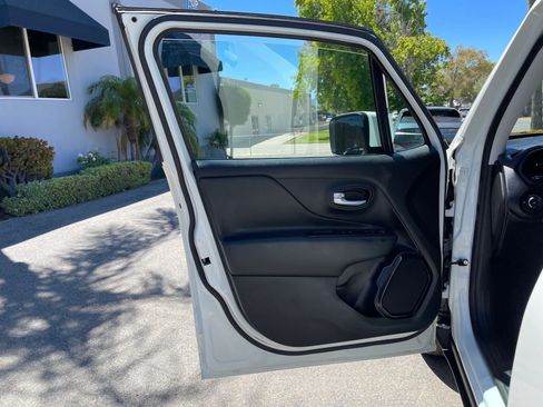 Used 2020 Jeep Renegade Altitude FWD image 16
