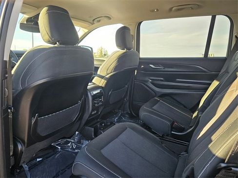 Used 2023 Jeep Grand Cherokee L Laredo image 12