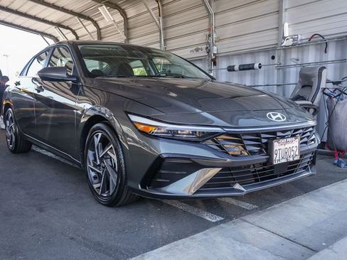 Used 2025 Hyundai Elantra SEL image 2