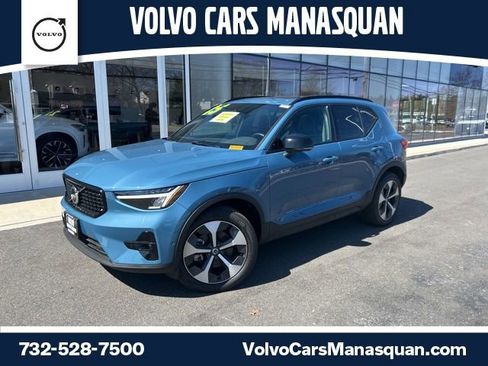 Used 2025 Volvo XC40 B5 Plus image 1