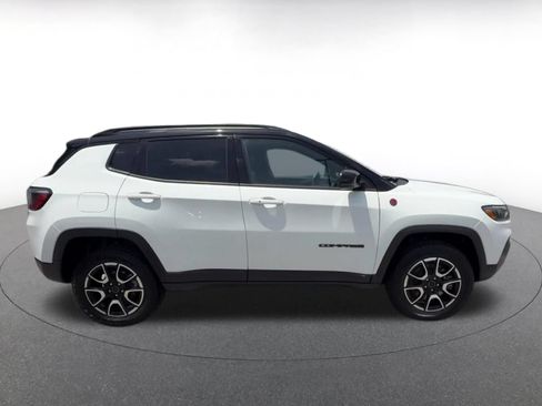 Used 2025 Jeep Compass Trailhawk AWD/4WD image 13