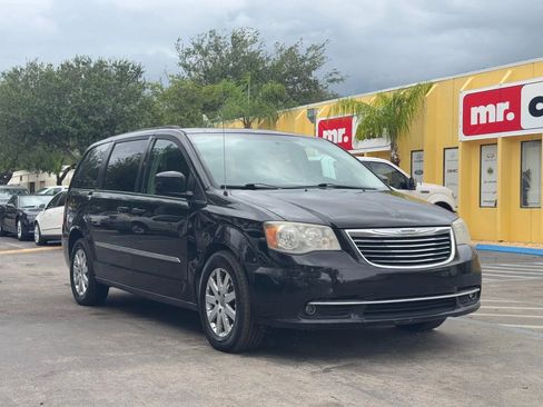 Used 2014 Chrysler Town & Country Touring image 4