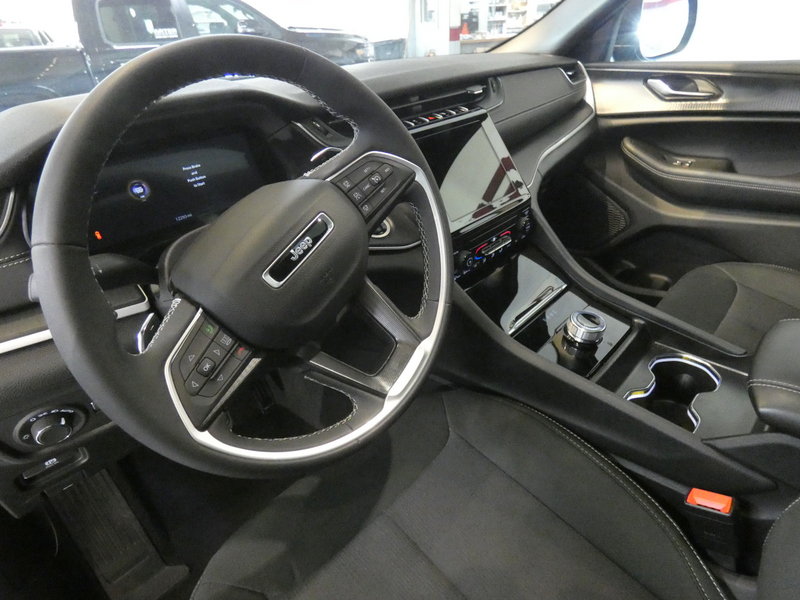 Used 2025 Jeep Grand Cherokee Laredo X AWD/4WD image 9
