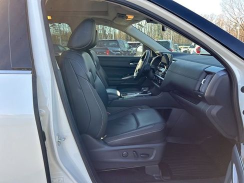 Used 2024 Nissan Pathfinder SL w/ SL Premium Package image 17