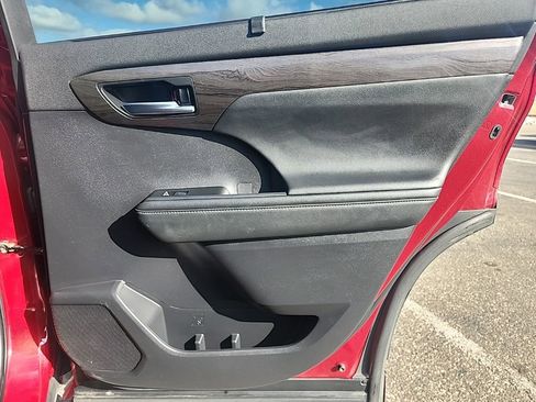 Used 2023 Toyota Highlander Platinum image 17