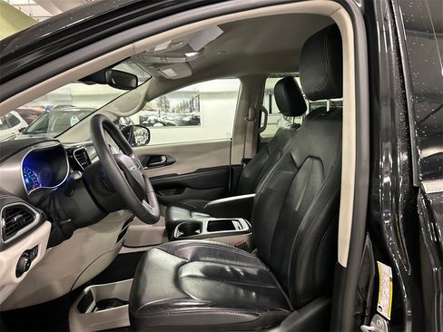 Used 2022 Chrysler Pacifica Touring-L image 10