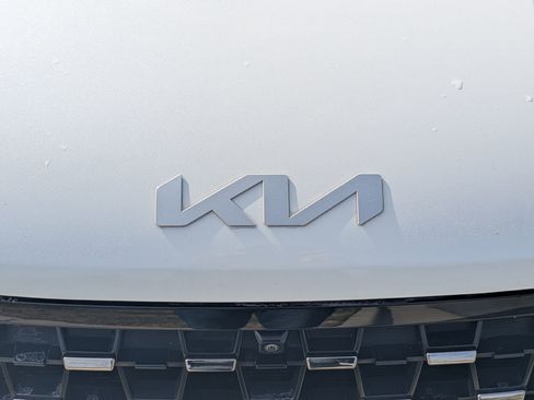 Used 2025 Kia Carnival SX Prestige image 33