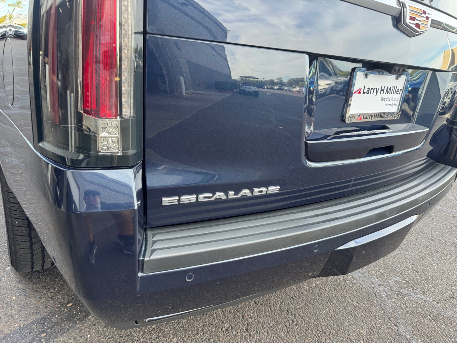 Used 2020 Cadillac Escalade ESV Luxury AWD/4WD image 25