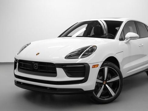 Certified 2026 Porsche Macan AWD/4WD image 7