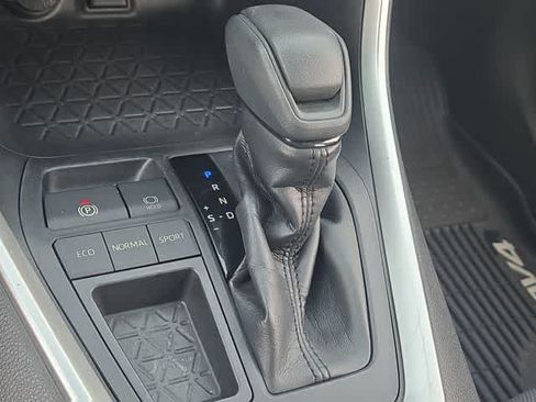 Used 2019 Toyota RAV4 XLE w/ Convenience Package FWD image 29