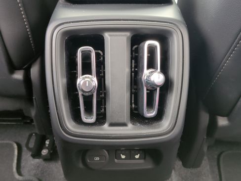 Used 2025 Volvo XC40 B5 Core image 22