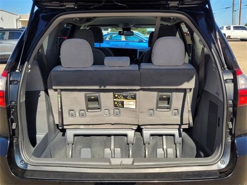 Used 2020 Toyota Sienna LE w/ LE Preferred Package image 9