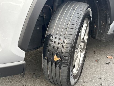 Used 2021 Toyota RAV4 XLE Premium image 9