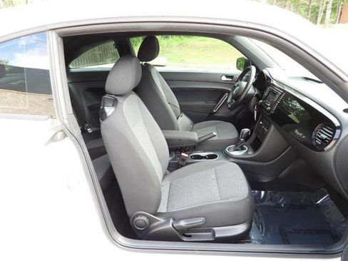 Used 2018 Volkswagen Beetle 2.0T FWD image 32