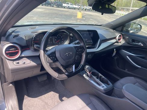 Used 2024 Chevrolet Trax RS FWD image 14