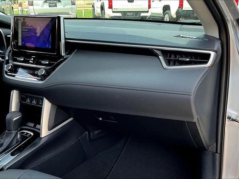 Used 2024 Toyota Corolla Cross XLE w/ Convenience Package image 19