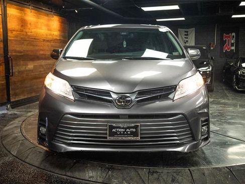 Used 2019 Toyota Sienna XLE w/ XLE Navigation Package FWD image 4