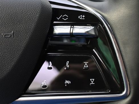 Certified 2024 Cadillac Lyriq Luxury AWD/4WD image 35