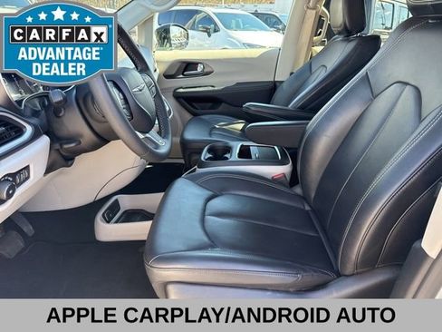 Used 2024 Chrysler Pacifica Touring-L FWD image 18