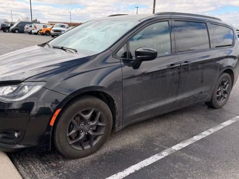 Used 2019 Chrysler Pacifica Touring-L w/ S Appearance Package image 7