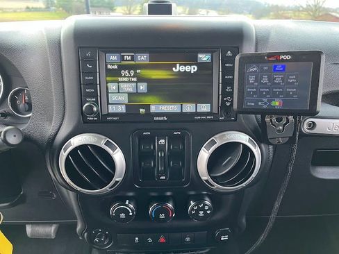 Used 2017 Jeep Wrangler Unlimited Rubicon w/ Connectivity Group image 18