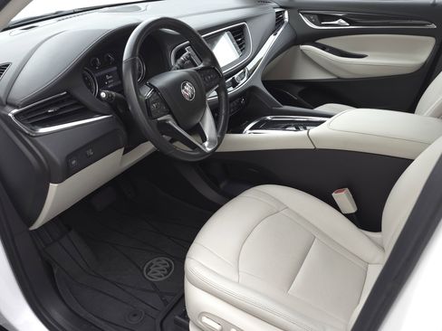 Used 2023 Buick Enclave Essence image 9