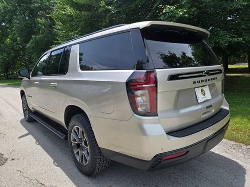 Used 2023 Chevrolet Suburban Z71 w/ Luxury Package AWD/4WD image 3