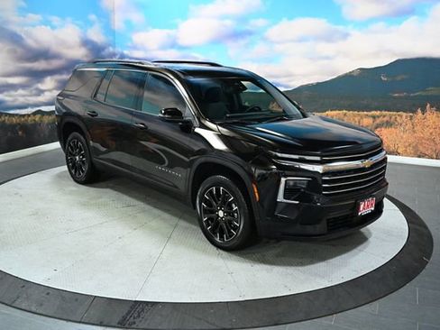 Used 2025 Chevrolet Traverse LT w/ Sun and Wheel Package image 1