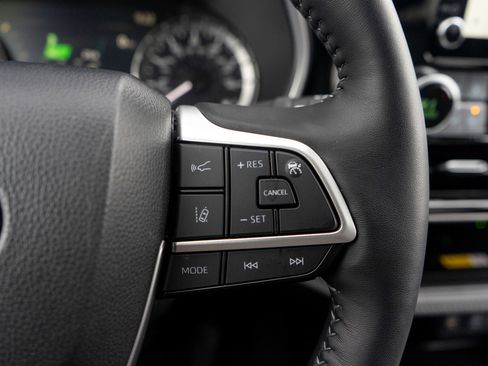 Used 2025 Toyota Highlander XLE image 25