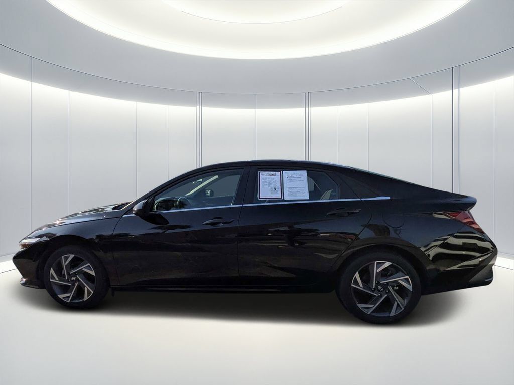 Used 2025 Hyundai Elantra SEL FWD image 7