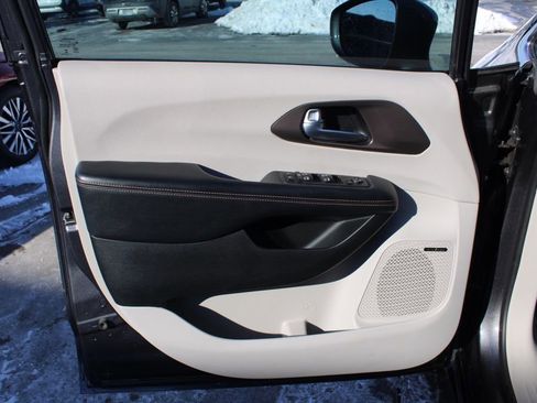 Used 2018 Chrysler Pacifica Touring-L Plus w/ Tire & Wheel Group image 17