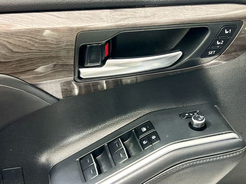 Used 2023 Toyota Highlander FWD image 10