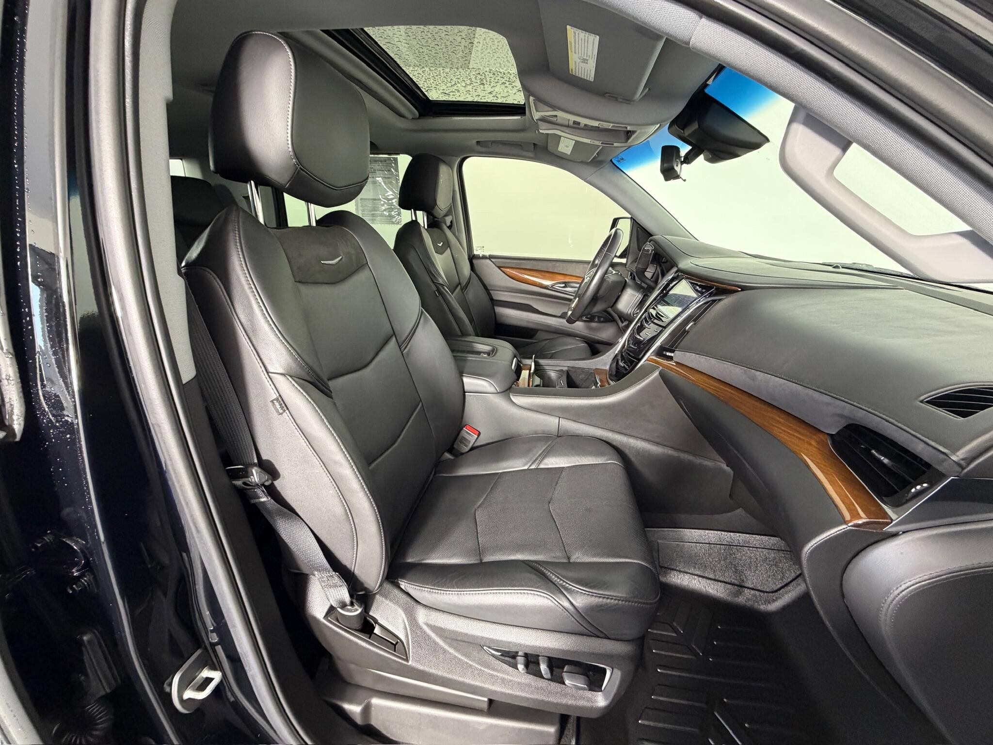 Used 2019 Cadillac Escalade Premium Luxury AWD/4WD image 27